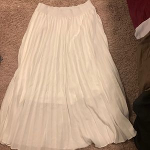 White pleated skirt size L
